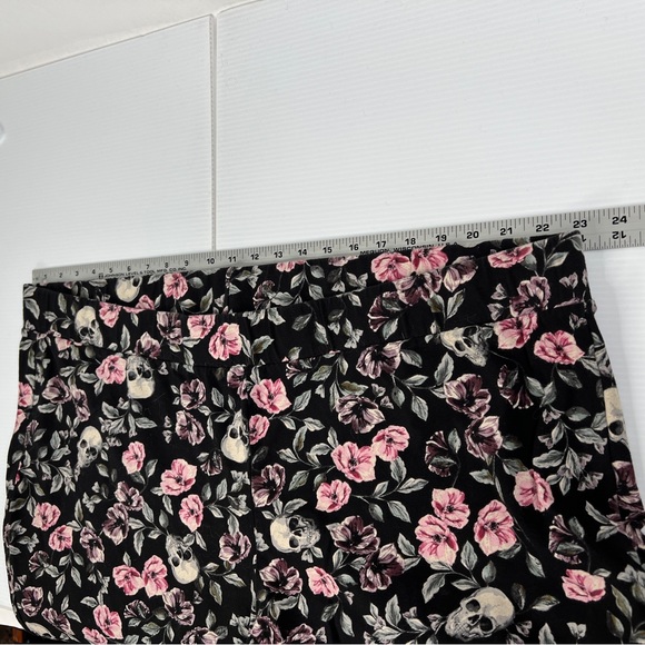 Torrid Skull & Floral Leggings Sz 6 6XLength 36" *READ* Black Pink Purple Green - Picture 5 of 8